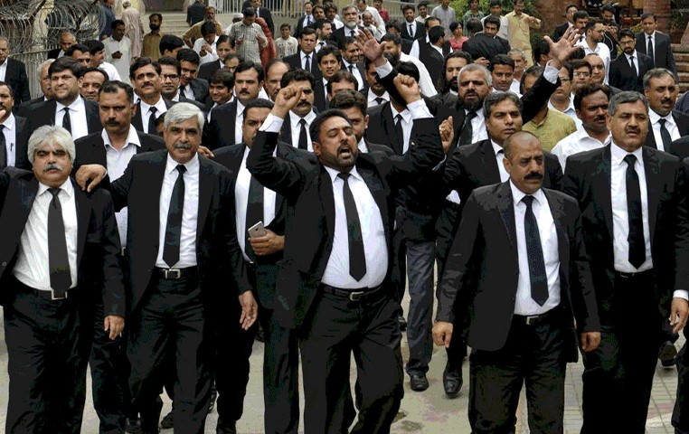 راولپنڈی میں وکلا کی ٹریفک وارڈن سے بدتمیزی، ویڈیو وائرل ہونے پر 15 وکلا پر پیکا ایکٹ کے تحت مقدمہ درج